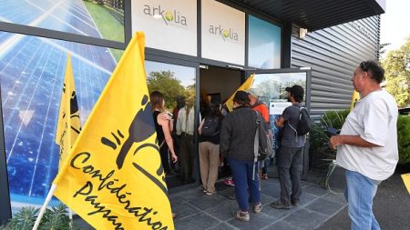 Action de la Confédération paysanne contre un projet de ferme photovoltaïque sur le Larzac