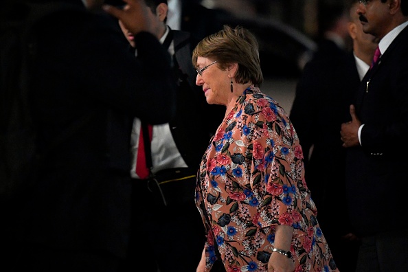 -La Haut-Commissaire des Nations Unies aux droits de l'homme, Michelle Bachelet, arrive dans les locaux du ministère des Affaires étrangères à Caracas le 19 juin 2019. Elle est arrivée au Venezuela dans le cadre d'une visite destinée à examiner la crise économique et politique actuelle du pays. Photo de Yuri CORTEZ / AFP / Getty Images.