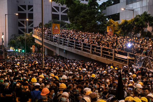 -Les images de Hong Kong s’invitent d’elle-même au G20. Des milliers de manifestants entourent le quartier général de la police à Hong Kong le 21 juin 2019. Les manifestations se poursuivent, ils demandent à la directrice générale Carrie Lam de se retirer et demande le retrait complet d'un projet de loi controversé sur l'extradition. Photo par Paula Bronstein / Getty Images.