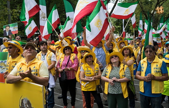 -Des partisans participent à un rassemblement devant le département d'État américain pour soutenir le changement de régime en Iran le 21 juin 2019 à Washington, DC. Le rassemblement intervient juste après que le président Donald Trump ait annulé la menace de bombarder l'Iran en réponse à la destruction d'un drone américain. Photo de Sarah Silbiger / Getty Images.