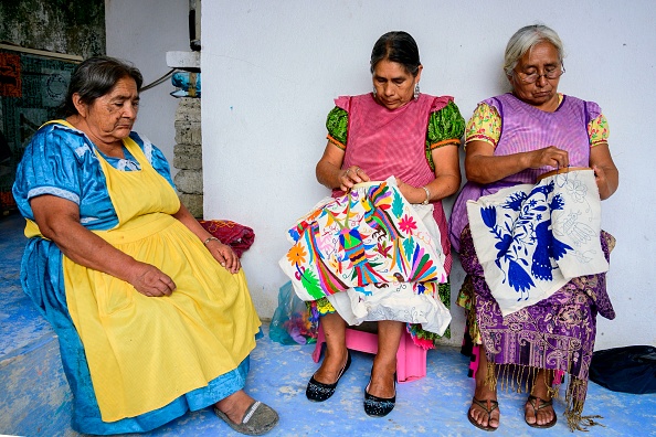 -Le 18 juin 2019, des artisans mexicains de l'ethnie Otomi brodent leurs motifs dans le village de San Nicolas à Tenango de Doria, dans l'État d'Hidalgo, au Mexique. Le gouvernement mexicain a demandé à la célèbre designer vénézuélienne Carolina Herrera d'expliquer sa décision d'utiliser trois motifs des communautés autochtones mexicaines dans six pièces de sa collection Resort 2020. Photo de Pedro PARDO / AFP / Getty Images.