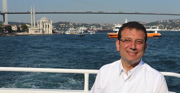 -Ekrem Imamoglu, candidat du Parti républicain du peuple parti d'opposition laïc, pose pour des photos lors d'une promenade en bateau sur le détroit du Bosphore, à la suite de son dernier meeting électoral à Istanbul, le 22 juin 2019. Recep Tayyip Erdogan restait le plus populaire, mais il a été battu à Istanbul par la capitale Ankara. Photo de Adem ALTAN / AFP / Getty Images.