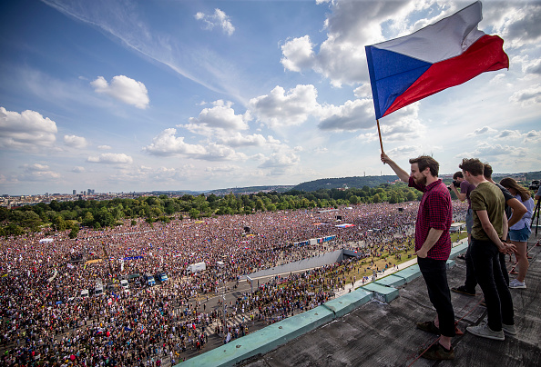 Une manifestation antigouvernementale a eu lieu dans la plaine de Letna le 23 juin 2019 à Prague, en République tchèque. Des dizaines de milliers de personnes ont assisté au rassemblement pour demander la démission de la ministre tchèque de la Justice, Marie Benesova, affirmant que le nouveau ministre pourrait compromettre le système judiciaire à un moment où les procureurs doivent décider de mettre en accusation le Premier ministre Andrej Babis pour fraude présumée impliquant des fonds de l'Union européenne. .(Photo : Gabriel Kuchta/Getty Images)