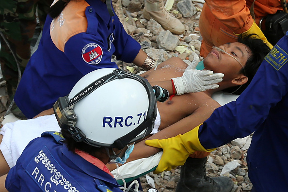 -Un survivant est emporté hors des décombres d'un bâtiment effondré à Sihanoukville le 24 juin 2019. Au moins trois travailleurs de la construction sont morts lorsqu'un immeuble de sept étages s'est effondré au Cambodge début 22 juin, ont déclaré des responsables craignant que des dizaines d'autres peut être enterré dans les décombres. Photo SUN RETHY KUN / AFP / Getty Images.