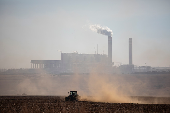 -L'Afrique du Sud a fortement misé sur le charbon pour son développement, un carburant qui est abondant, bon marché et d'origine locale. Mais les groupes de campagne disent que les coûts pour la santé et le climat sont élevés. Photo de Wikus DE WET / AFP / Getty Images.