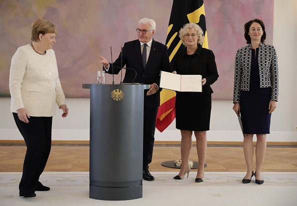 -La chancelière allemande Angela assiste à la cérémonie de remise du certificat de nomination de la nouvelle ministre de la justice du pays, Christine Lambrecht au palais présidentiel de Bellevue à Berlin, le 27 juin 2019. Au cours de la cérémonie, Angela Merkel a subi une nouvelle crise de tremblements, juste une semaine après avoir suscité l'inquiétude lors d'une autre cérémonie officielle. Photo par Kay Nietfeld / AFP / Getty Images.