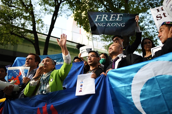 -Rebiya Kadeer, chef de la démocratie ouïghoure, prend la parole lors d'une manifestation à Osaka, le 28 juin 2019, aux côtés d'activistes du Tibet libéral et des manifestants de Hong Kong, contre le projet de loi controversé sur l'extradition à Hong Kong, lors du sommet du G20. Photo de CHARLY TRIBALLEAU / AFP / Getty Images.