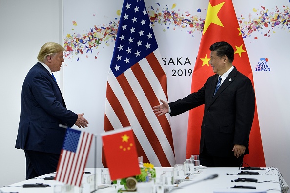 -Le président chinois Xi Jinping et le président américain Donald Trump assistent à leur réunion bilatérale en marge du sommet du G20 à Osaka le 29 juin 2019. Photo de Brendan Smialowski / AFP / Getty Images.