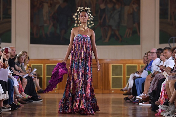 -Un mannequin présente une création de Maurizio Galante lors du défilé de mode Haute Couture pour la collection automne-hiver 2019/2020 à Paris, le 30 juin 2019. Photo de CHRISTOPHE ARCHAMBAULT / AFP / Getty Images.