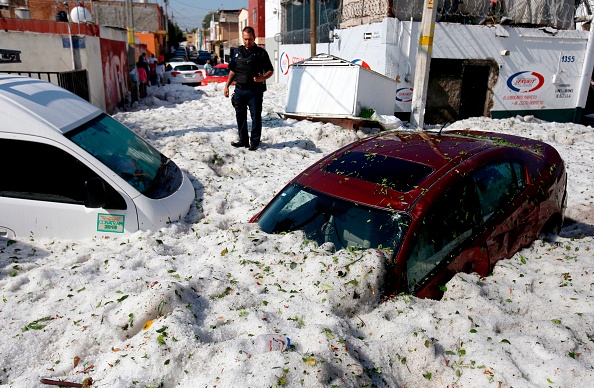 Accumulation de grêle dans les rues de Guadalajara. Des véhicules enterrés et des maisons endommagées.      (Photo : ULISES RUIZ/AFP/Getty Images)