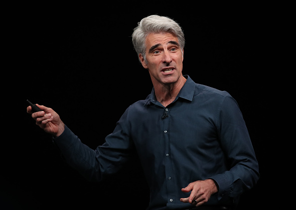 Craig Federighi, vice-président en charge de l'ingénierie des logiciels chez Apple, prend la parole lors du discours prononcé lors de la conférence WWDC (Apple Worldwide Developer Conference) 2019 au San Jose Convention Center le 3 juin 2019 à San José en Californie.(Photo : Justin Sullivan/Getty Images)