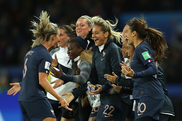 Amandine Henry, capitaine des Bleues, et son équipe après avoir marqué contre la Corée du Sud le 7 juin 2019 au Parc des Princes, Paris, France. (Richard Heathcote/Getty Images)