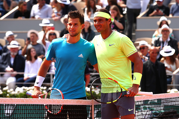 -Rafael Nadal d'Espagne et Dominic Thiem d'Autriche posent pour une photo avant leur finale du simple monsieur lors de la quinzième journée de l'Open français de 2019 à Roland Garros le 09 juin 2019 à Paris, en France. Photo de Clive Brunskill / Getty Images.