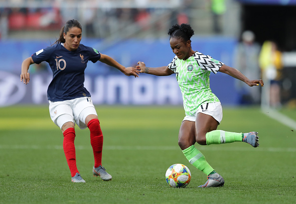 -La Nigériane Francisca Ordega affronte la Française Amel Majri lors de la Coupe du Monde Féminine de la FIFA 2019 du groupe A du groupe A opposant le Nigeria et la France à Roazhon Park le 17 juin 2019 à Rennes, en France. Photo de Richard Heathcote / Getty Images.