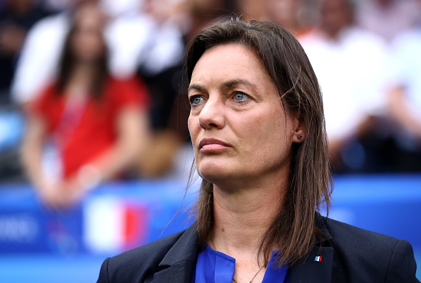 -Corinne Diacre, l'entraîneur-chef de la France regarde avant le match de la Coupe du Monde Féminine de la FIFA 2019 entre la France et le Brésil au Stade Océane le 23 juin 2019 au Havre, en France. Photo par Alex Grimm / Getty Images.