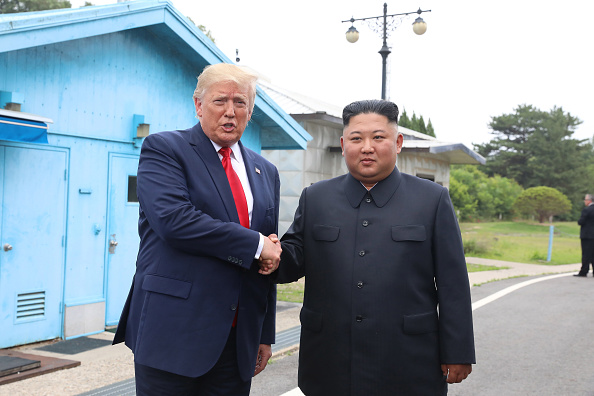 C’est la troisième fois que Trump et Kim se rencontrent en personne, les deux dirigeants ayant déclaré leur engagement à réaliser la "dénucléarisation complète" de la péninsule coréenne. Photo de document par Dong-A Ilbo via / Getty Images.