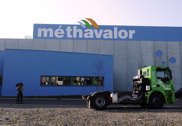 -Une photo prise le 23 octobre 2012 à Morsbach, dans l'ouest de la France, montre l'usine de Methavalor, qui produit du méthane à partir de compost et de déchets alimentaires avant de la convertir en biogaz pour la société GNVert, filiale du groupe français GDF Suez. Photo JEAN-CHRISTOPHE VERHAEGEN / AFP / Getty Images.