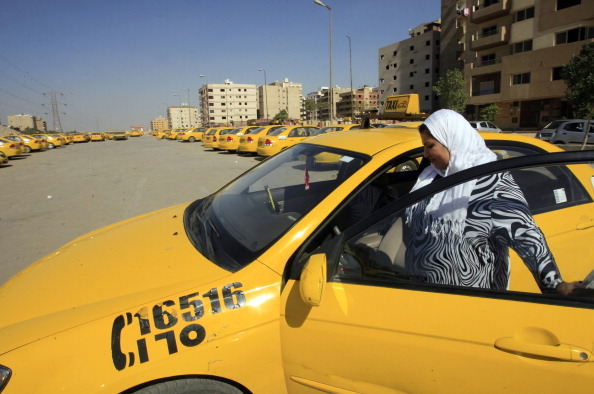 -Illustration- Prochainement en Tchétchénie le chauffeur de taxi pourra être une femme. Le chauffeur de taxi âgé de 36 ans est l'une des nombreuses femmes conduisant des taxis spéciaux pour les femmes qui veulent éviter le harcèlement être simplement dans une voiture avec un inconnu du sexe opposé. Photo KHALED DESOUKI / AFP / Getty Images.