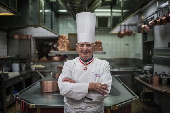 A l'Auberge de Collonges-au-Mont-d'Or, près de Lyon, Monsieur s'affairait en cuisine pendant que Madame surveillait la salle : 17 mois après Paul, son célébrissime mari décédé l'an dernier, Raymonde Bocuse est décédée. (JEFF PACHOUD/AFP/Getty Images)