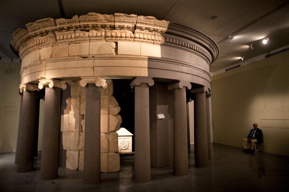 -Le sarcophage du roi Hérode est présenté à l'exposition "Hérode le Grand" lors de son ouverture au musée d'Israël le 12 février 2013 à Jérusalem. L'exposition est consacrée à l'héritage architectural du roi Hérode, le roi monarque par procuration qui a dirigé Jérusalem et la Terre sainte sous l'occupation romaine il y a deux millénaires. Photo de Uriel Sinai / Getty Images.