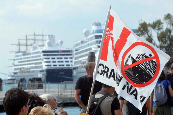 -Une manifestation à Venise : "Les paquebots doivent sortir de la lagune. Ils sont incompatibles avec l'équilibre de l'écosystème, en plus d'être dangereux pour la ville", a déclaré Gianfranco Bettin, président de la municipalité de Marghera. Photo ANDREA PATTARO / AFP / Getty Images.