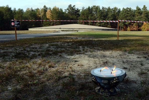 Des bougies brûlent devant le monument du camp d'extermination nazi de la Seconde Guerre mondiale de Sobibor, le 14 octobre 2013. (Photo : JANEK SKARZYNSKI/AFP/Getty Images)