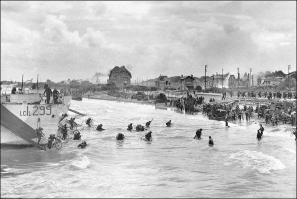 -Des soldats canadiens de la 6ème brigade participant à la deuxième vague du débarquement arrivent sur les côtes normandes, le 06 juin 1944, équipés de bicyclettes. Photo STRINGER/AFP/Getty Images.