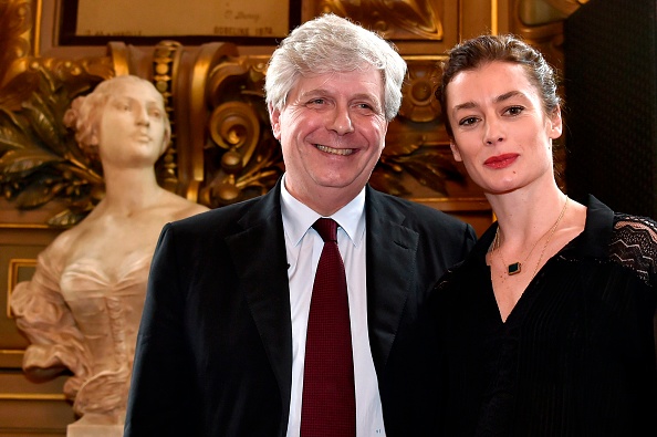 Le directeur actuel  de l'Opéra de Paris, Stephane Lissner s'entretient avec la nouvelle directrice du Ballet de l'Opéra de Paris et l'ancienne danseuse étoile française, Aurélie Dupont, lors d'une conférence de presse au Théâtre Garnier, le 4 février 2016 à Paris. Actuellement nous attendons la nomination d’un nouveau directeur. Photo DOMINIQUE FAGET / AFP / Getty Images.