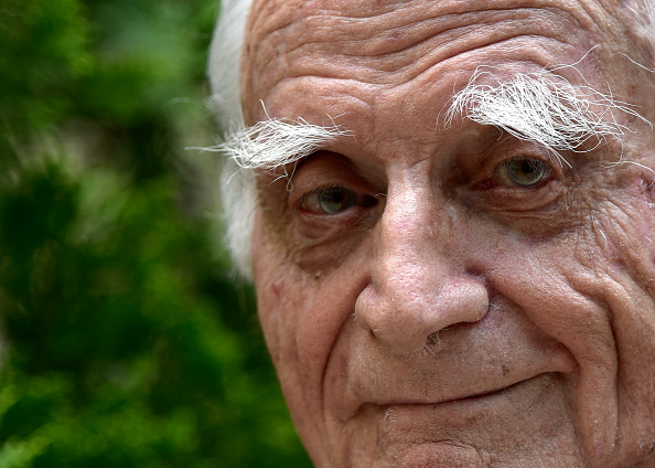 Le philosophe français Michel Serres pose le 3 juin 2016 lors de la foire du livre à Madrid.(Photo : GERARD JULIEN/AFP/Getty Images)