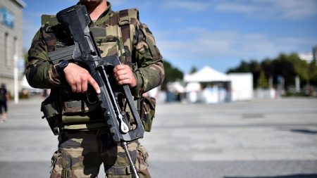 Lyon: un militaire tire sur un homme qui le menaçait avec un couteau