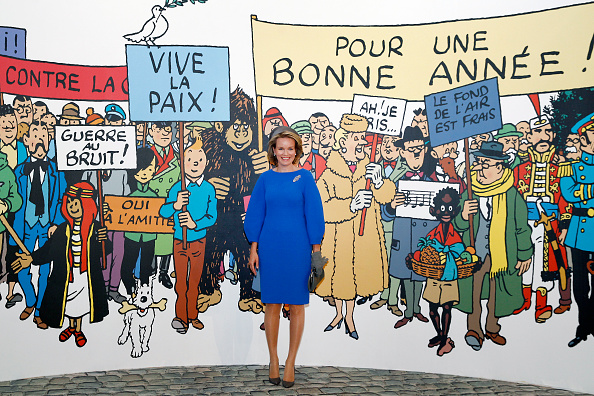 -Illustration- Lors d’une exposition au Grand Palais la reine Mathilde de Belgique pose pour les photos devant une peinture murale de personnages de bandes dessinées de la série de tintin le 5 octobre 2016 à paris, France. Photo de Thierry Chesnot / Getty Images.