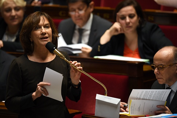 L'ex-ministre Laurence Rossignol (g) lors d'une séance de questions à l'Assemblée nationale en janvier 2017. (ERIC FEFERBERG/AFP/Getty Images) 