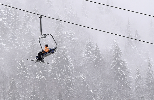 -Illustration- Un skieur monte une remontée mécanique dans la station de ski ukrainienne réputée de Bukovel, dans les Carpates, le 15 décembre 2017. Photo SERGEI SUPINSKY / AFP / Getty Images.