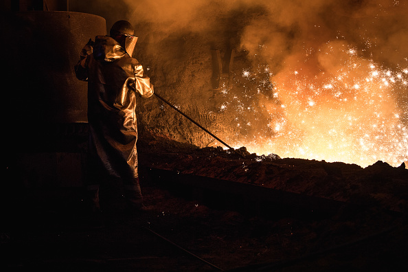 -Un ouvrier supervise le fer en fusion en cours de purification et d'alliage pour devenir de l'acier à l'aciérie ThyssenKrupp le 17 janvier 2018 à Duisburg, en Allemagne. Margrethe Vestager, a décidé d'interdire la fusion avec le groupe Tata. Photo de Lukas Schulze / Getty Images.