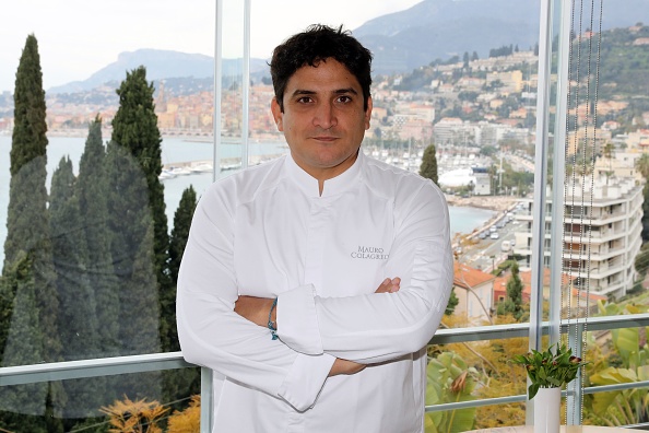 -Le chef de l'Etat argentin Mauro Colagreco pose dans le restaurant "Mirazur" sur la ville de Menton, en Côte d'Azur, le 15 février 2018. Photo VALERY HACHE/AFP/Getty Images.