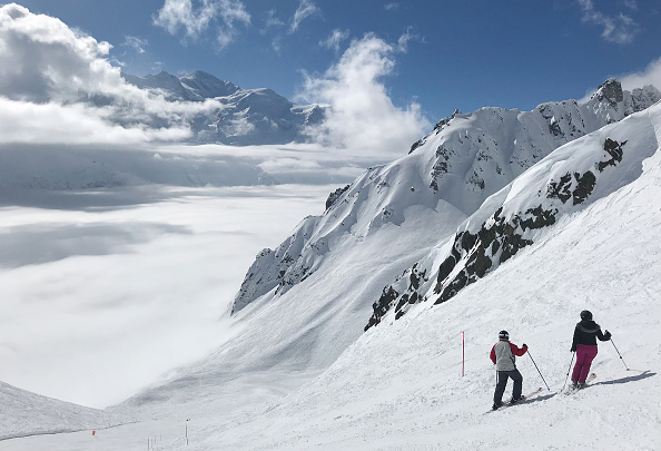 -Un petit avion de tourisme a été repéré mardi lors d'une patrouille par des gendarmes de Chamonix, posé à 4.450 mètres d'altitude sur la face est du Mont-Blanc, le maire de Chamonix souhaite porter plainte. Photo de Sean Gallup / Getty Images.