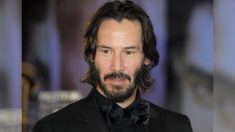 Les admiratrices de Keanu Reeves l’acclament comme un « roi respectueux » pour la façon dont il pose avec les femmes