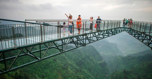 Des touristes dans le parc de Wansheng, en Chine. (Fred Dufour/AFP/Getty Images)
