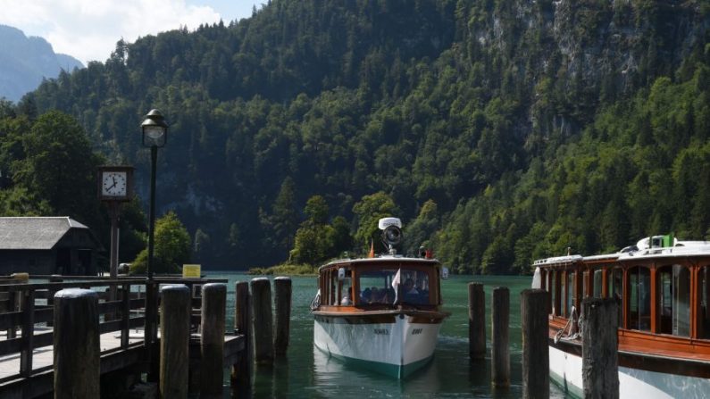 Des bateaux d'excursion au quai du lac Koenigssee en Allemagne, le 8 août 2018. (Christof STtache/ AFP/Getty Images)