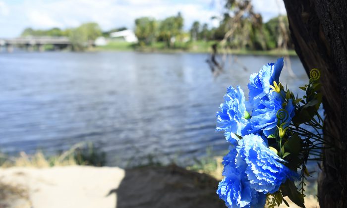 Un hommage floral improvisé sur les lieux où deux jeunes garçons se sont noyés. (Ian Hitchcock/Getty Images)