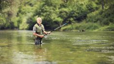 Un homme attrape un poisson orange vif extrêmement rare, un expert révèle le mystère de sa couleur brillante