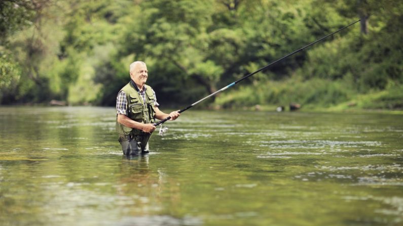 Photo d'archives d'un homme pêchant. (Ljupco/iStock)