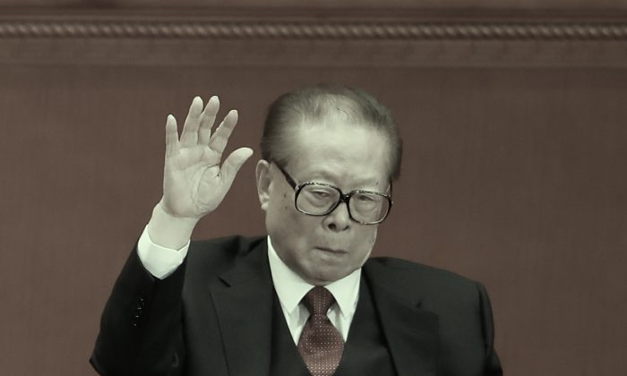 Jiang Zemin, ancien secrétaire général du Parti communiste chinois, lève la main lors du 19e Congrès du Parti, le 24 octobre 2017, à Pékin. Les affirmations du milliardaire chinois Guo Wengui, qui s'est exilé, et l'analyse des données boursières suggèrent que la famille Jiang pourrait posséder jusqu'à un billion d’euros avoirs cachés. (Lintao Zhang/Getty Images)