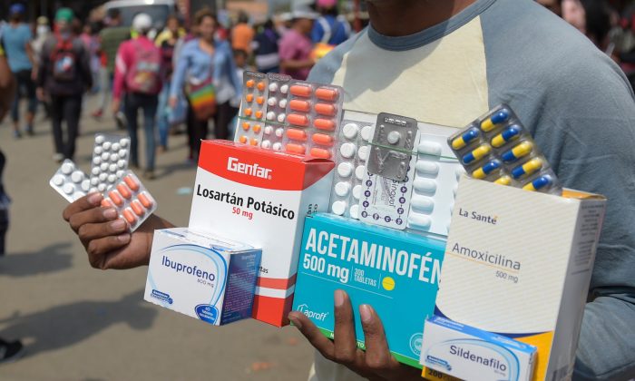 Un homme qui vend des médicaments dans la rue. (Raul Arboleda/AFP/Getty Images)