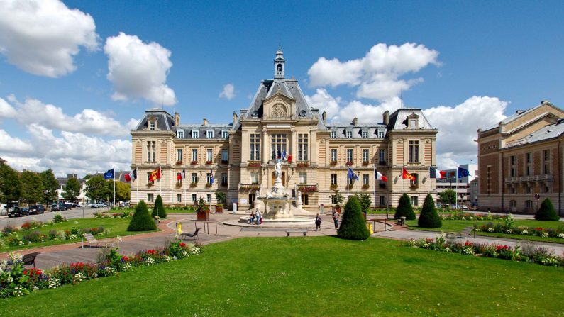 Vue de l'hôtel de ville d'Évreux, place du général de Gaulle. La statue du Général trônait sur la place depuis à peine un mois quand elle a été arrachée par des malfrats. Crédit : Frédéric Bisson – Flickr.