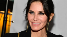 Courteney Cox laisse tomber les produits de comblement des rides du visage, et elle est tout aussi belle – au naturel