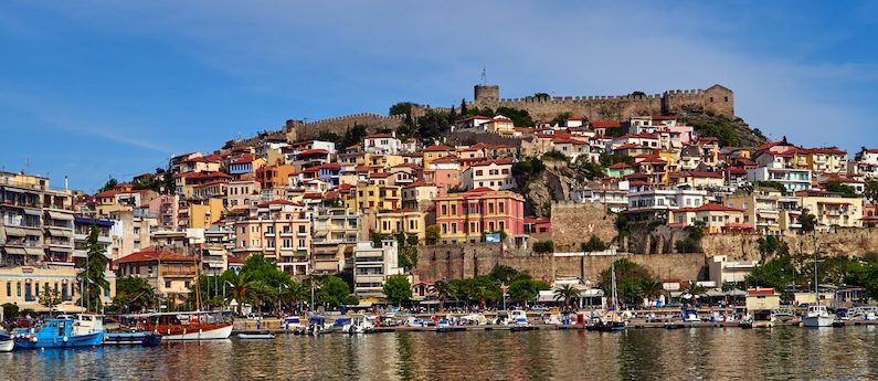 La vieille ville historique de Kavala domine la baie et vous fait voyager entre le passé et le présent. (Christiane Goor et Charles Mahaux)