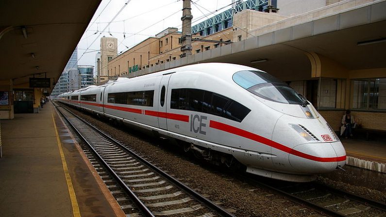 Un train grande vitesse allemand dans une gare de Bruxelles, en 2007. (Wikimedia Commons)