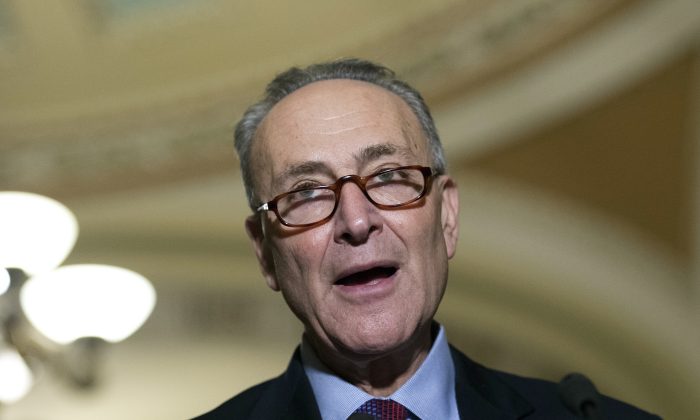 Dans cette photo de fichier, le sénateur Charles Schumer (DN.Y.), parle aux médias sur la colline du Capitole à Washington. (Molly Riley / AP Photo)