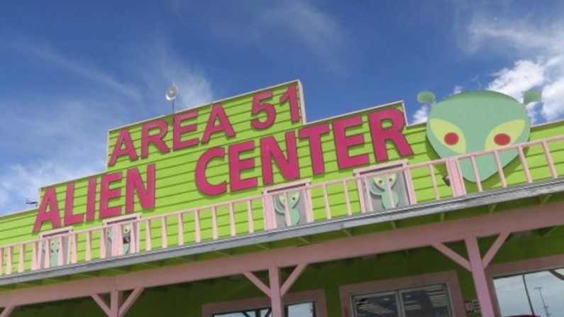 La boutique de souvenirs et le restaurant Alien Center près d'un carrefour qui mène à la zone 51, à Amergosa Valley, Nev. (Sean Gallup/Getty Images)